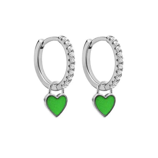 Silberne Ohrringe mit grünen Herzanhängern und Kristallen, modischer Schmuck für Damen.