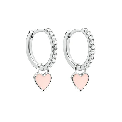 Silberne Creolen mit rosa Herzanhänger und Zirkonia, eleganter Schmuck für Damen.