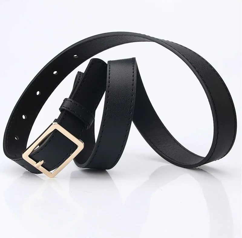 Schwarzer Ledergürtel mit einfacher Metallschnalle, modisches Accessoire, Unisex.