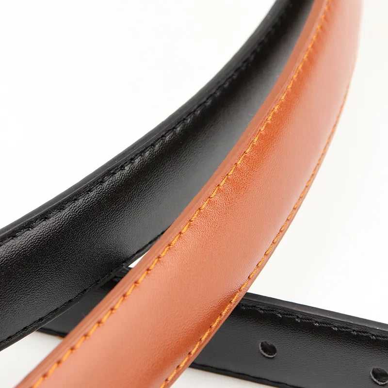 Schmaler Ledergürtel mit quadratischer Schnalle, schwarz und braun, modisches Accessoire.