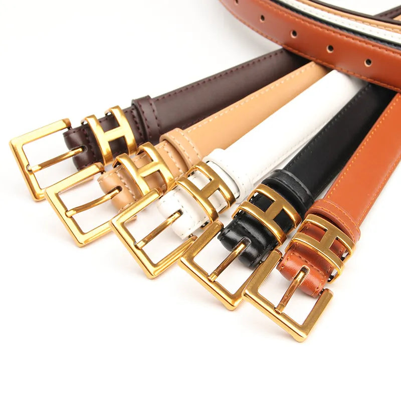 Fünf Ledergürtel mit goldener Schnalle in Braun, Beige, Weiß, Schwarz und Cognac.