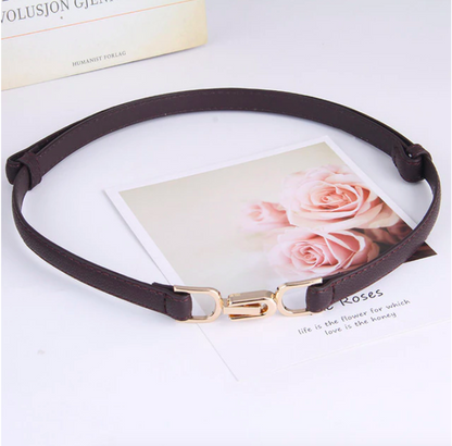 Brauner, verstellbarer Damenkleidgürtel aus Leder mit goldener Schnalle, elegant und stilvoll.