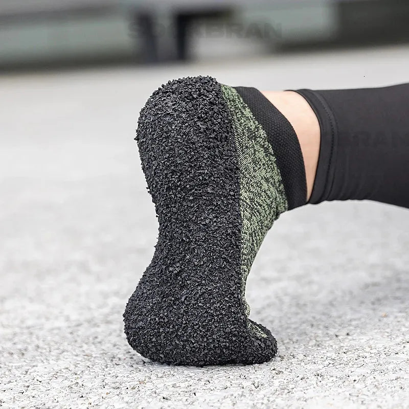 Grüne rutschfeste Sockenschuhe für Sport, Outdoor-Aktivitäten, bequeme Passform.