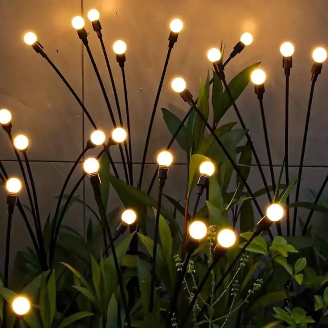 Solarbetriebene Gartenleuchten mit Erdspieß, warmweißes LED-Licht, dekorative Außenbeleuchtung.
