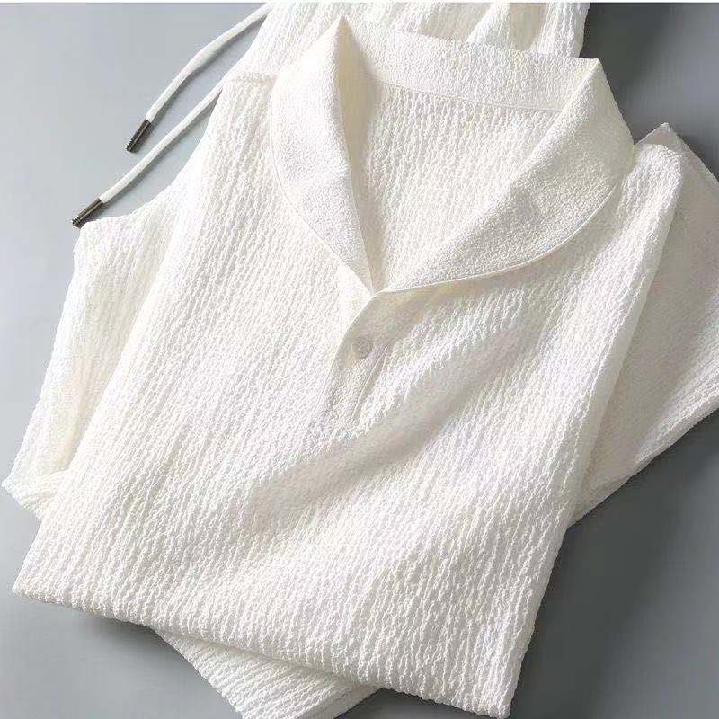 Weißes Herrenhemd aus Baumwolle, klassisch, kurzärmelig, für Sommermode, lässiger Stil.