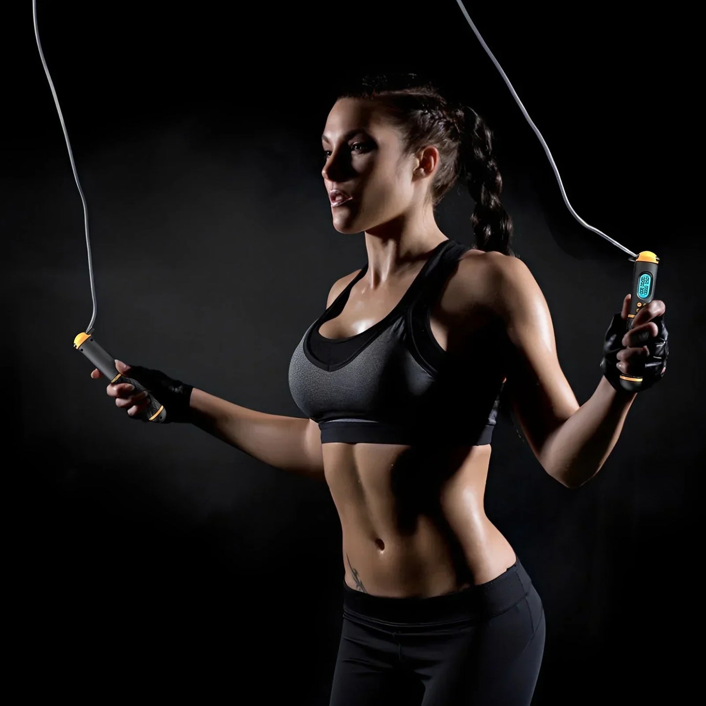 Frau beim Springseil-Training, Sport-BH, Fitness, dunkler Hintergrund, Workout, Sportbekleidung.