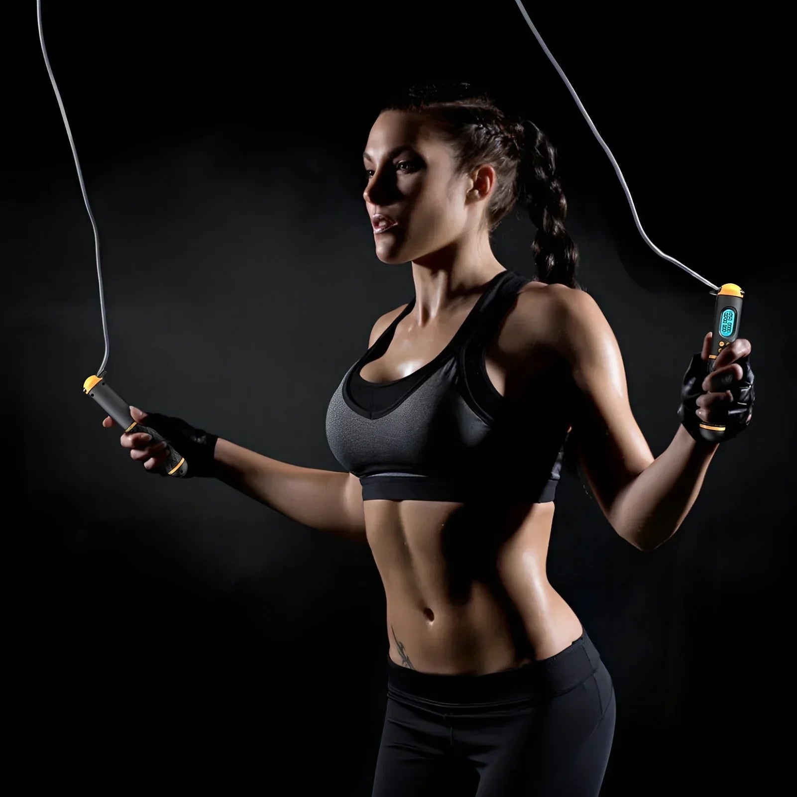 Frau beim Springseil-Training, Sport-BH, Fitness, dunkler Hintergrund, Workout, Sportbekleidung.
