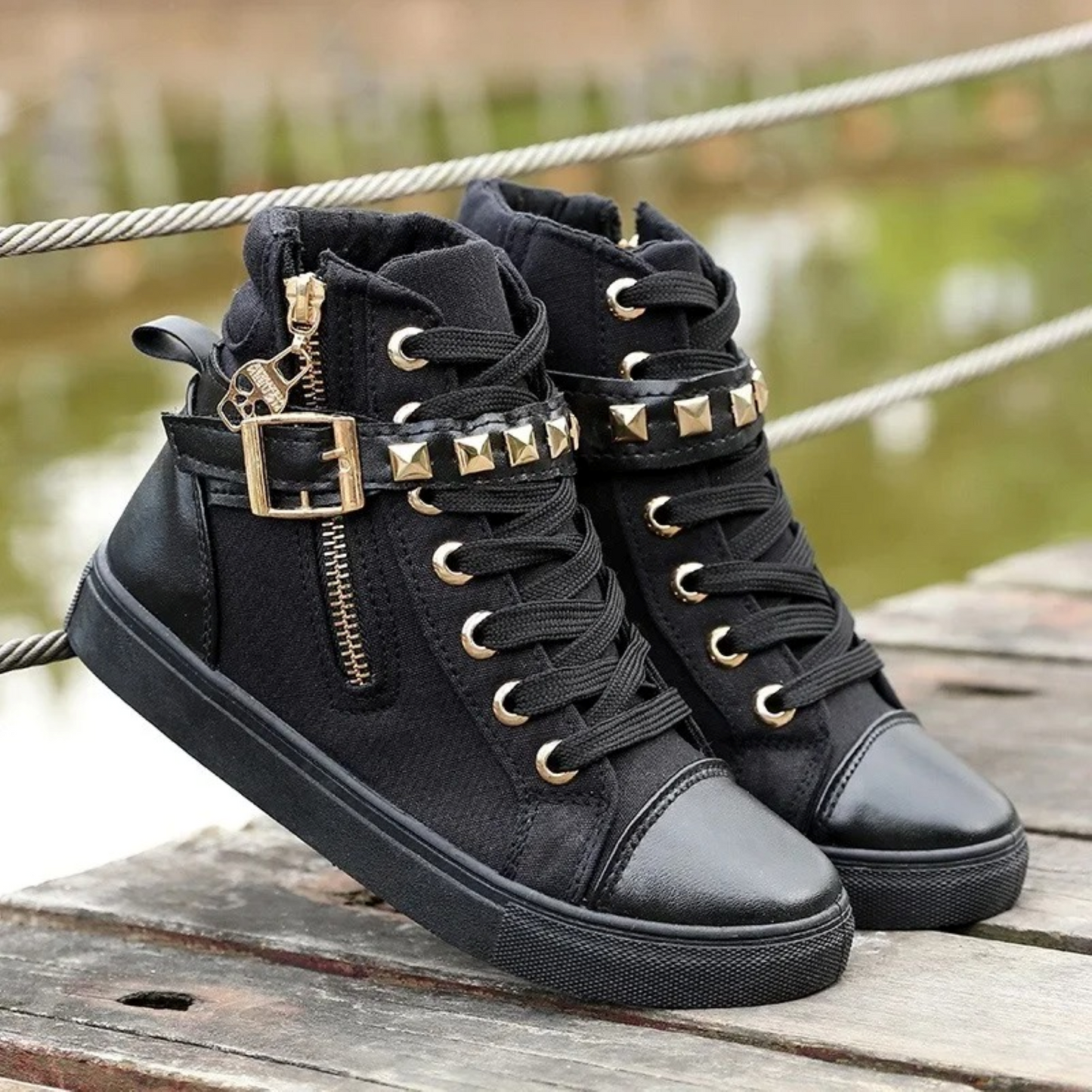 Schwarze Damen-Sneaker aus Leder mit Reißverschluss und Nieten, hohe Schuhe, modisch.