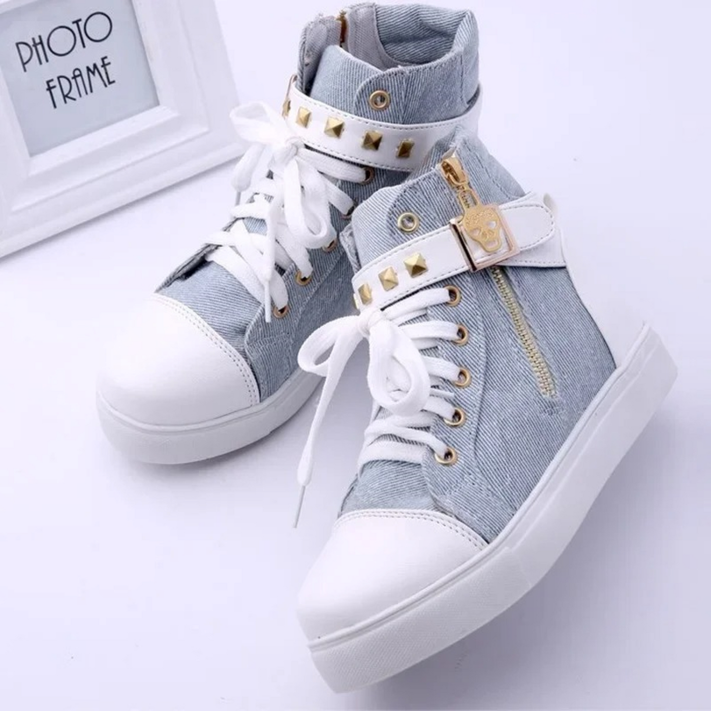 Weiße Damen-Sneaker aus Leder mit Reißverschluss und Nieten, sportlicher Stil.