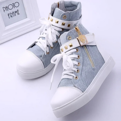 Weiße Damen-Sneaker aus Leder mit Reißverschluss und Nieten, sportlicher Stil.