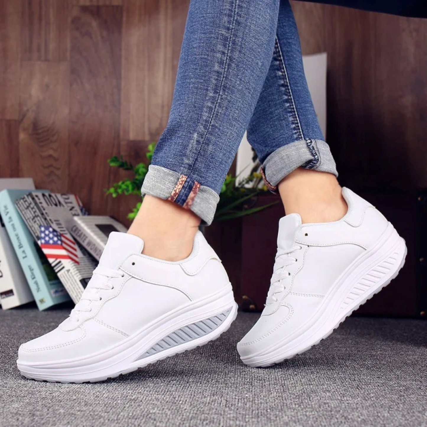 Weiße Damen-Sneaker, bequem, orthopädisch, aus Leder, sportlicher Stil.