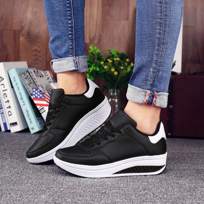 Schwarze Damen-Sneaker, orthopädisch, bequem, Leder, sportlich, auf Teppichboden.