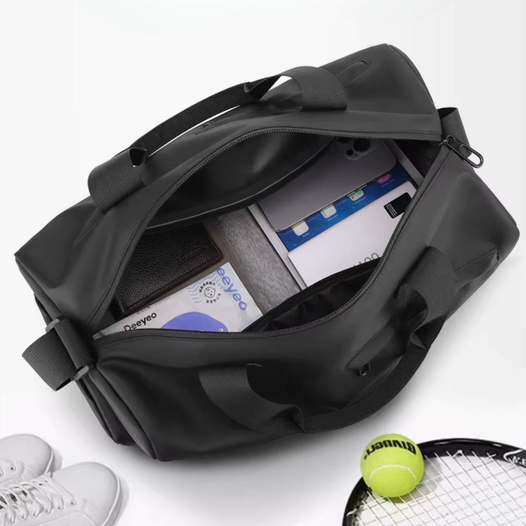 Schwarze Sporttasche mit Schuhfach, wasserdicht, geöffnet, mit Sportzubehör.