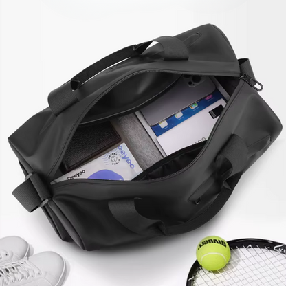 Schwarze Sporttasche mit Schuhfach, wasserdicht, geöffnet, mit Sportzubehör.