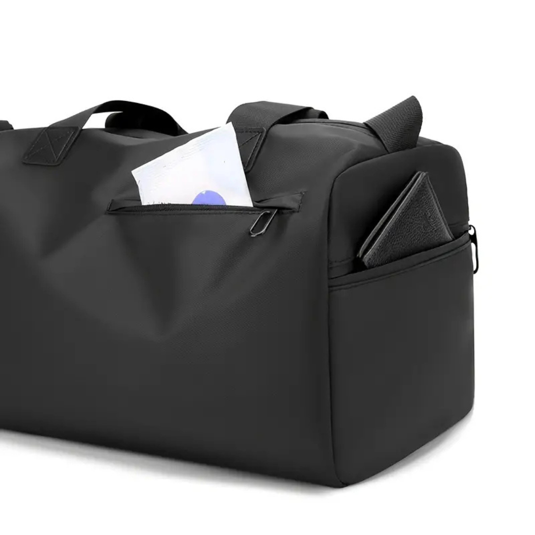 Schwarze wasserdichte Sporttasche mit Schuhfach und Reißverschlusstaschen.