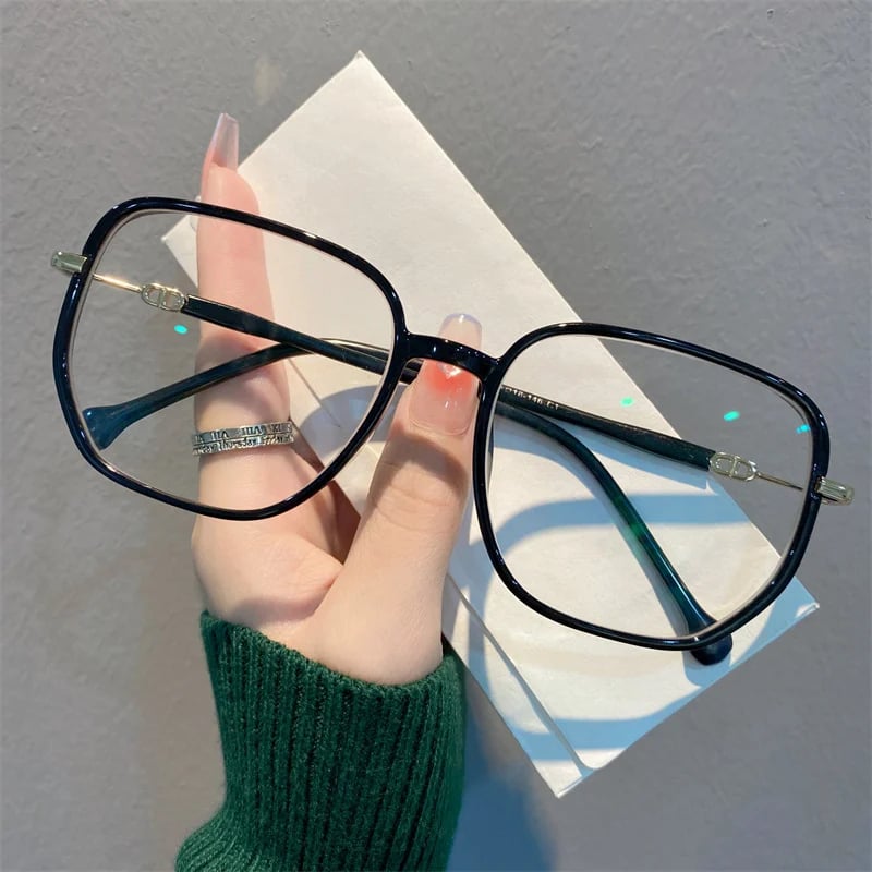 Schwarze Anti-Blaulicht-Lesebrille, quadratisch, modisch, auf weißem Hintergrund.