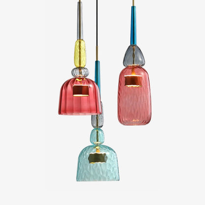 Drei bunte Glas-Pendelleuchten, modern, LED, in Blau, Rot, Gelb, für stilvolle Innenbeleuchtung.