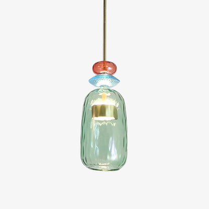 Grüne Glas-Hängeleuchte mit Messingakzent, modernes Design, bunte Details, LED-kompatibel.
