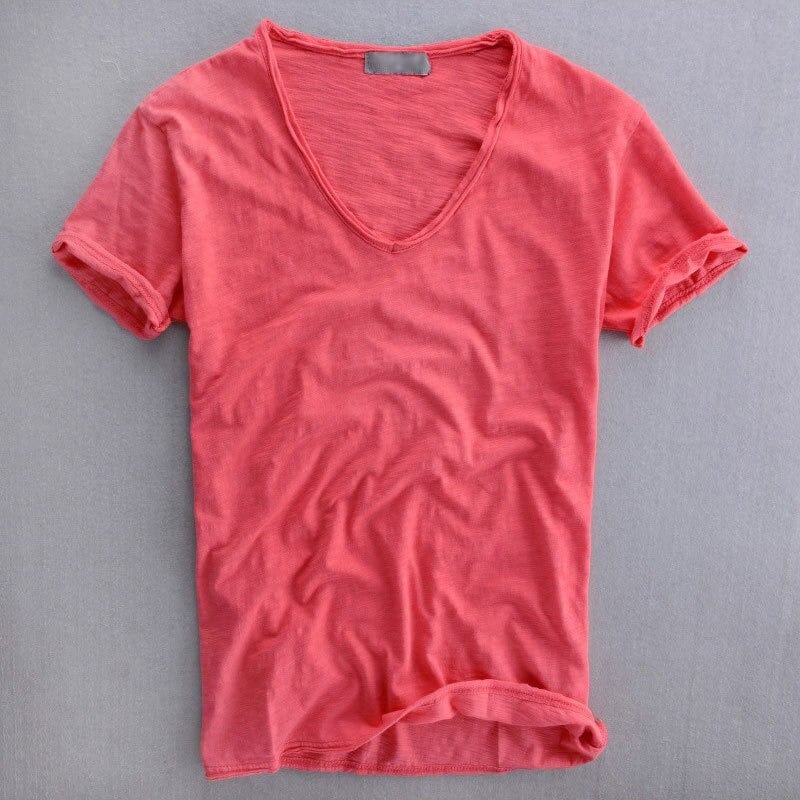 Korallröd kortärmad v-ringad t-shirt utlagd platt, med uppvikta ärmslut och lätt flammig, texturerad tygyta. 3
