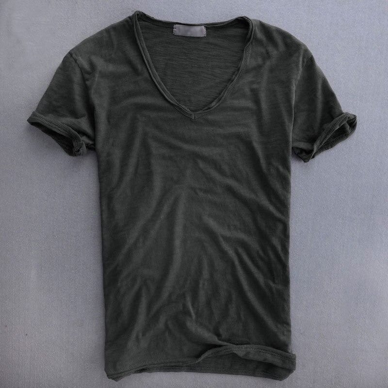 Mörkgrå v-ringad t-shirt med korta ärmar, fotograferad platt framifrån med uppvikta ärmslut och synlig tygstruktur. 4