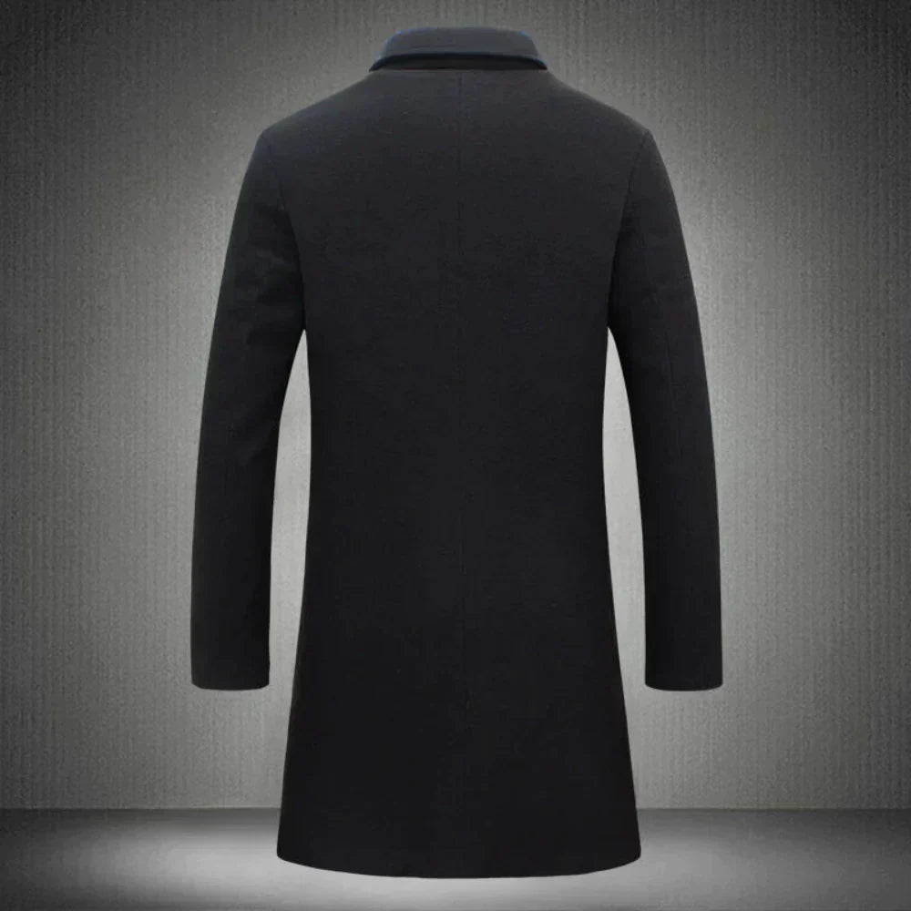 Schwarzer Herrenmantel, elegantes Design, Wintermode, langer Schnitt, hochwertiger Stoff.