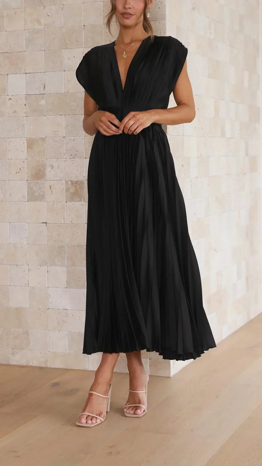 Schwarzes, ärmelloses Plisseekleid, V-Ausschnitt, elegantes Design, Damenmode, knielang.