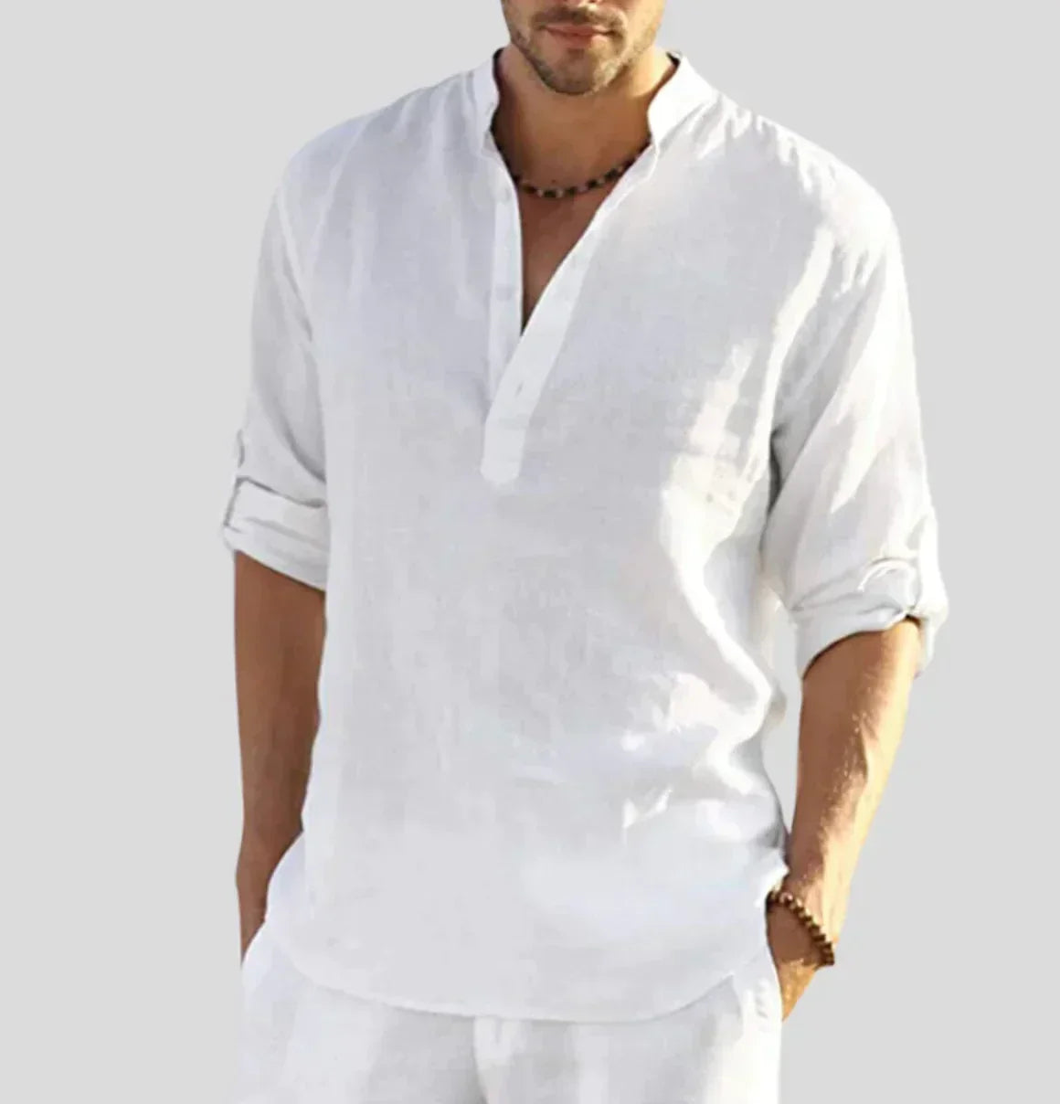 Mann in weißem Leinenhemd mit Stehkragen, lässiger Sommerlook, Herrenmode.