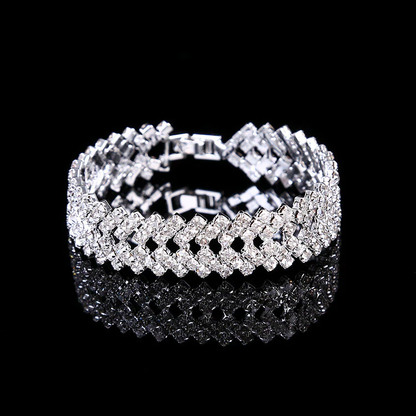 Silbernes Armband mit Kristallen, elegantes Schmuckstück, glänzend, auf schwarzem Hintergrund.