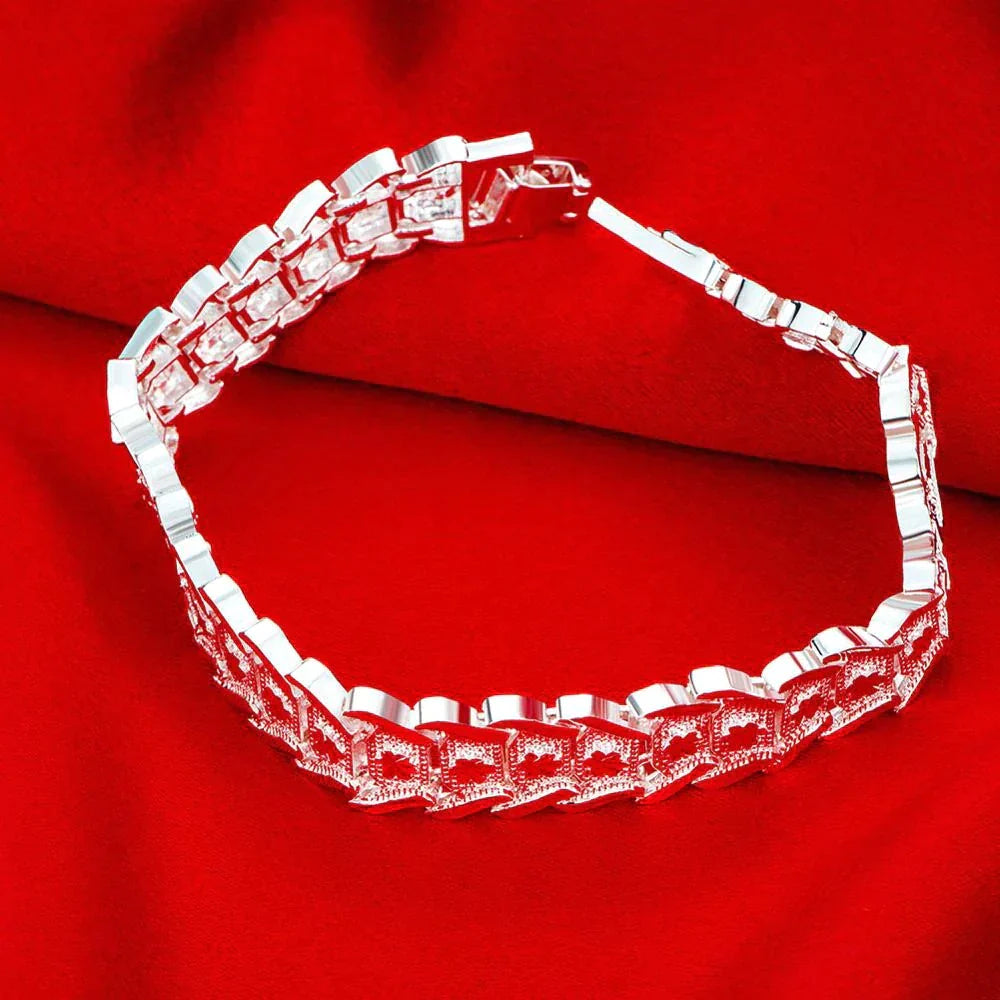 Silbernes Armband auf rotem Hintergrund, elegantes Schmuckdesign, modisches Accessoire.