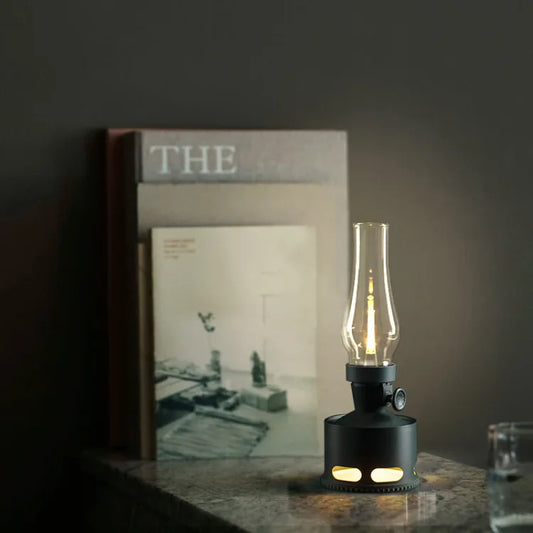 Schwarze LED-Tischlampe im Vintage-Stil auf Marmortisch, warmes Licht, modernes Design.