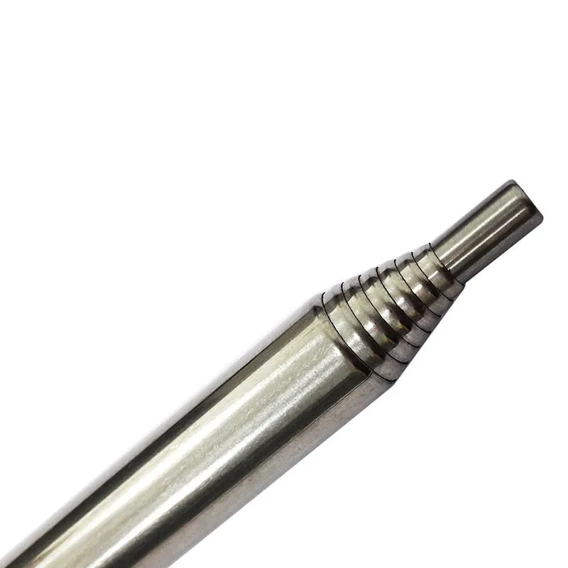 Silberner Edelstahl-Drehmeißel, zylindrisch, für Metallbearbeitung, Nahaufnahme.
