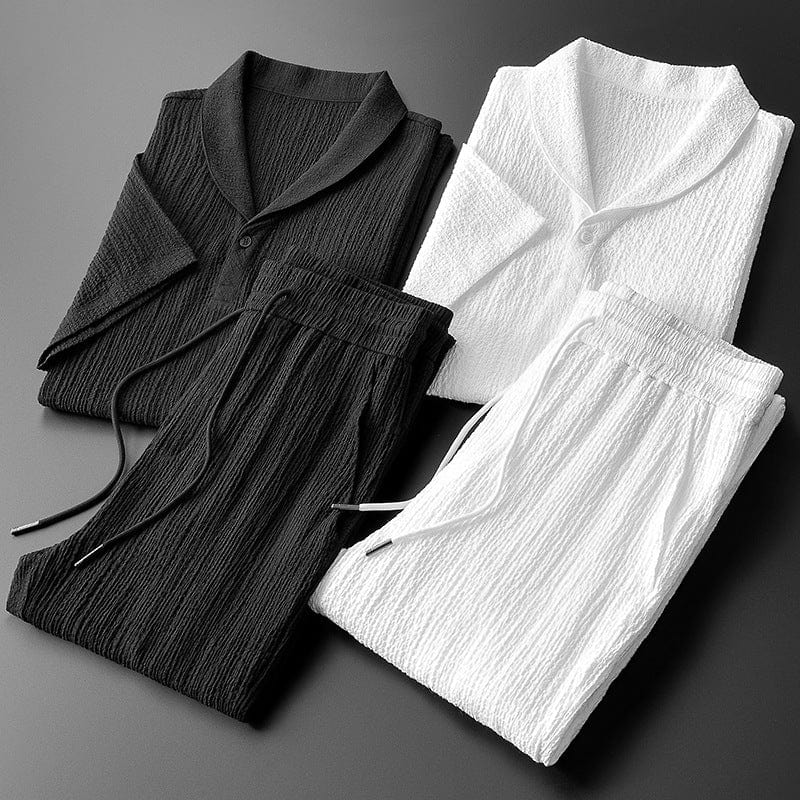 Schwarzer und weißer Herren-Pyjama-Set aus Baumwolle, langärmelig, auf grauem Hintergrund.
