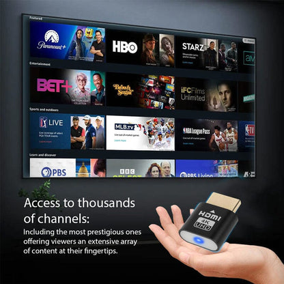 Hand som håller den svarta HDMI-enheten framför en tv-skärm som visar en översikt av streamingkanaler och program. 5