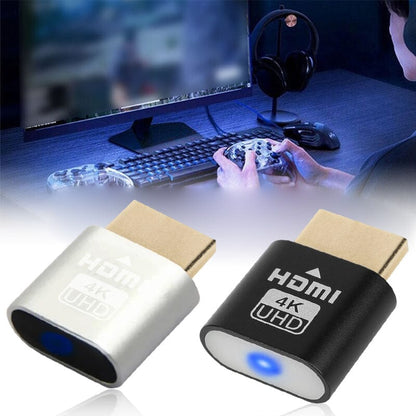 Silverfärgad och svart HDMI-enhet sida vid sida framför en person som spelar med handkontroll vid en datorskärm. 10