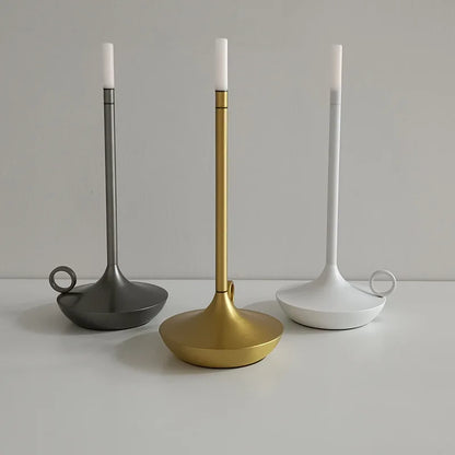 Drei moderne Tischlampen, wiederaufladbar, in Gold, Grau und Weiß, ideal für Schlafzimmer.
