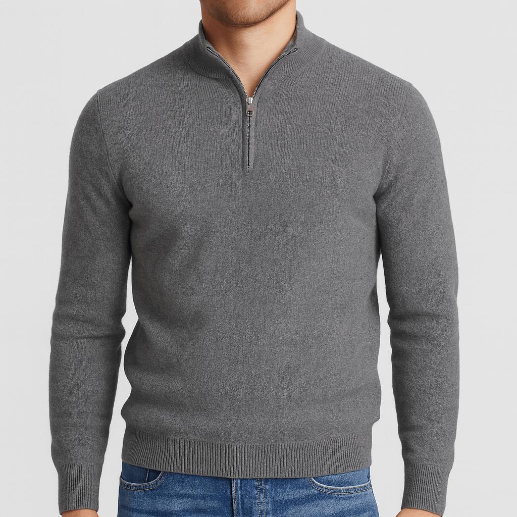 Man i grå stickad tröja med halv dragkedja och ribbad nederkant, burna med blå jeans. 4