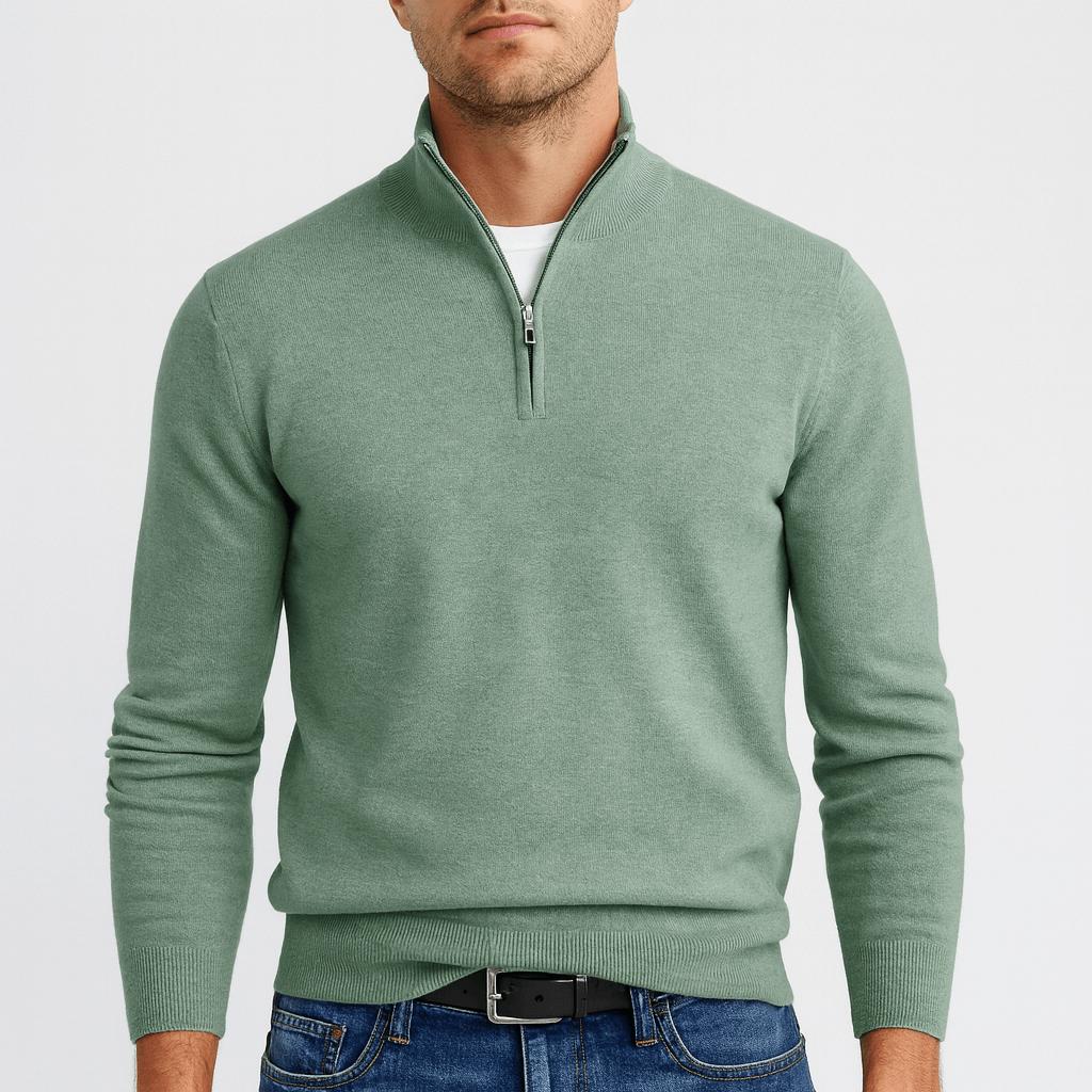 Man i grågrön stickad tröja med blixtlås i halsen, framifrån, med jeans och svart skärp 5