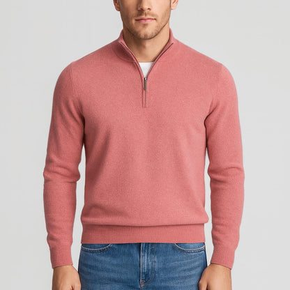 Man i korallrosa stickad tröja med halv dragkedja och ribbade muddar, burna med blå jeans. 7