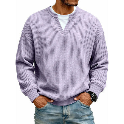 Lavendellila våffelstickad tröja med lång ärm på modell, vit t-shirt under, jeans och armbandsur 12