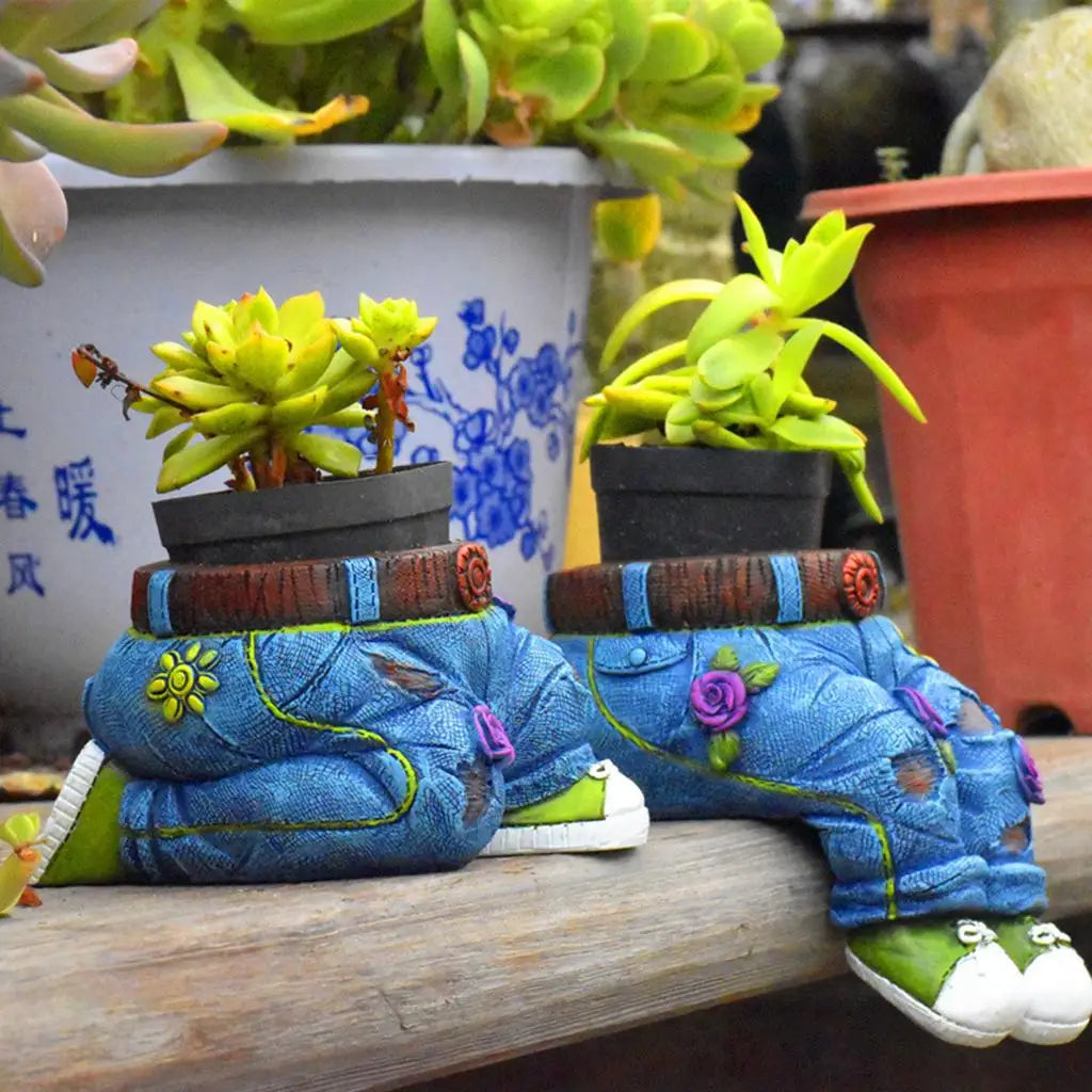 Kleine Sukkulenten in blauen Jeans-Topf, Harzmaterial, Gartendekoration, Outdoor-Pflanzgefäß.