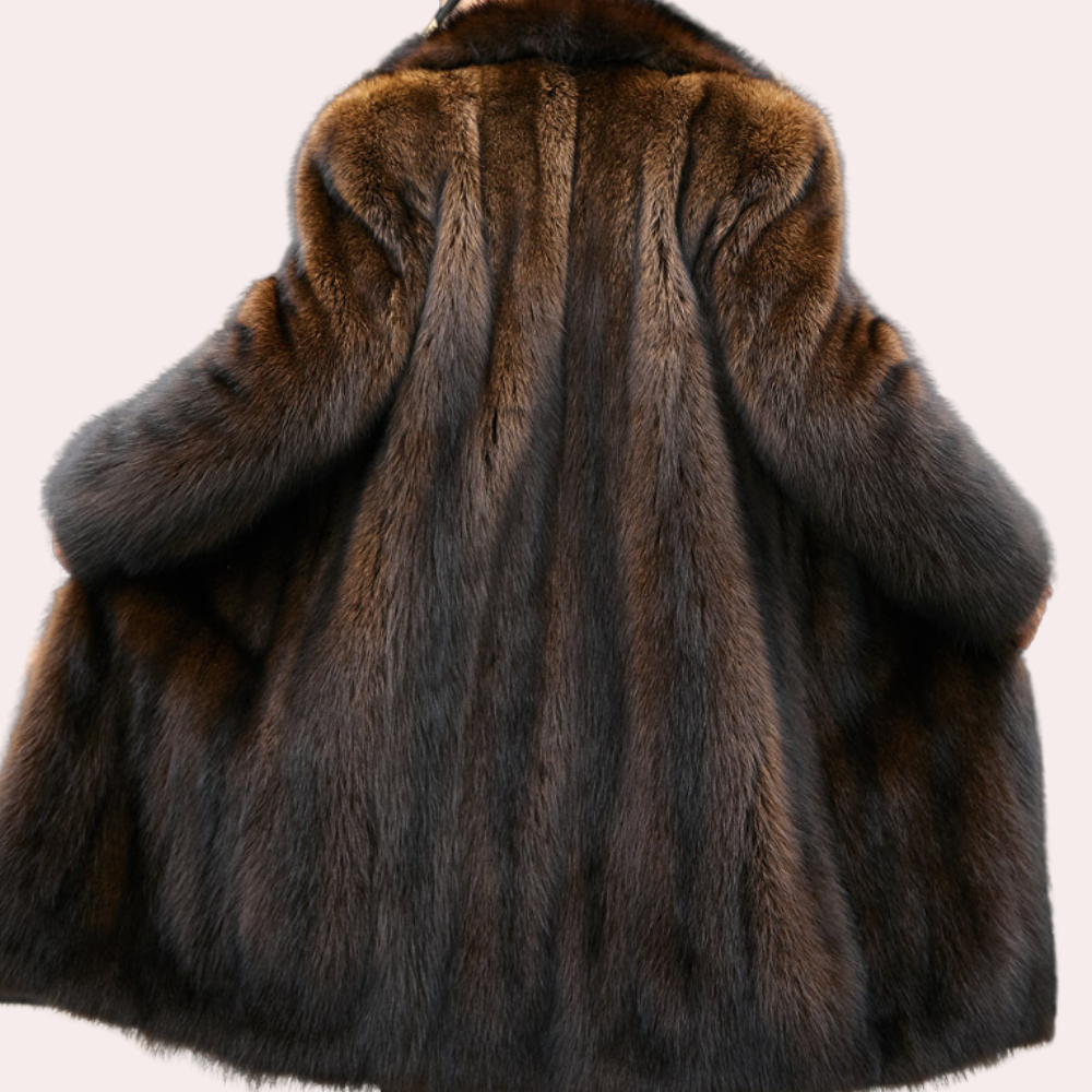 Pelzjacke aus braunem Nerz, luxuriös, warm, modisch, Winterbekleidung, Damenmode.