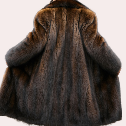 Pelzjacke aus braunem Nerz, luxuriös, warm, modisch, Winterbekleidung, Damenmode.