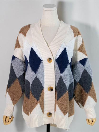 Damen Strickjacke mit Rautenmuster, beige-blau, V-Ausschnitt, Holzknöpfe, Herbstmode.