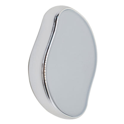 Silberner, ergonomischer Handspiegel, oval, modernes Design, ideal für Make-up und Pflege.