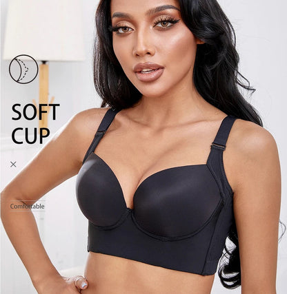 Frau in schwarzem Soft-Cup-BH, bequeme Passform, verstellbare Träger, Unterwäschemode.