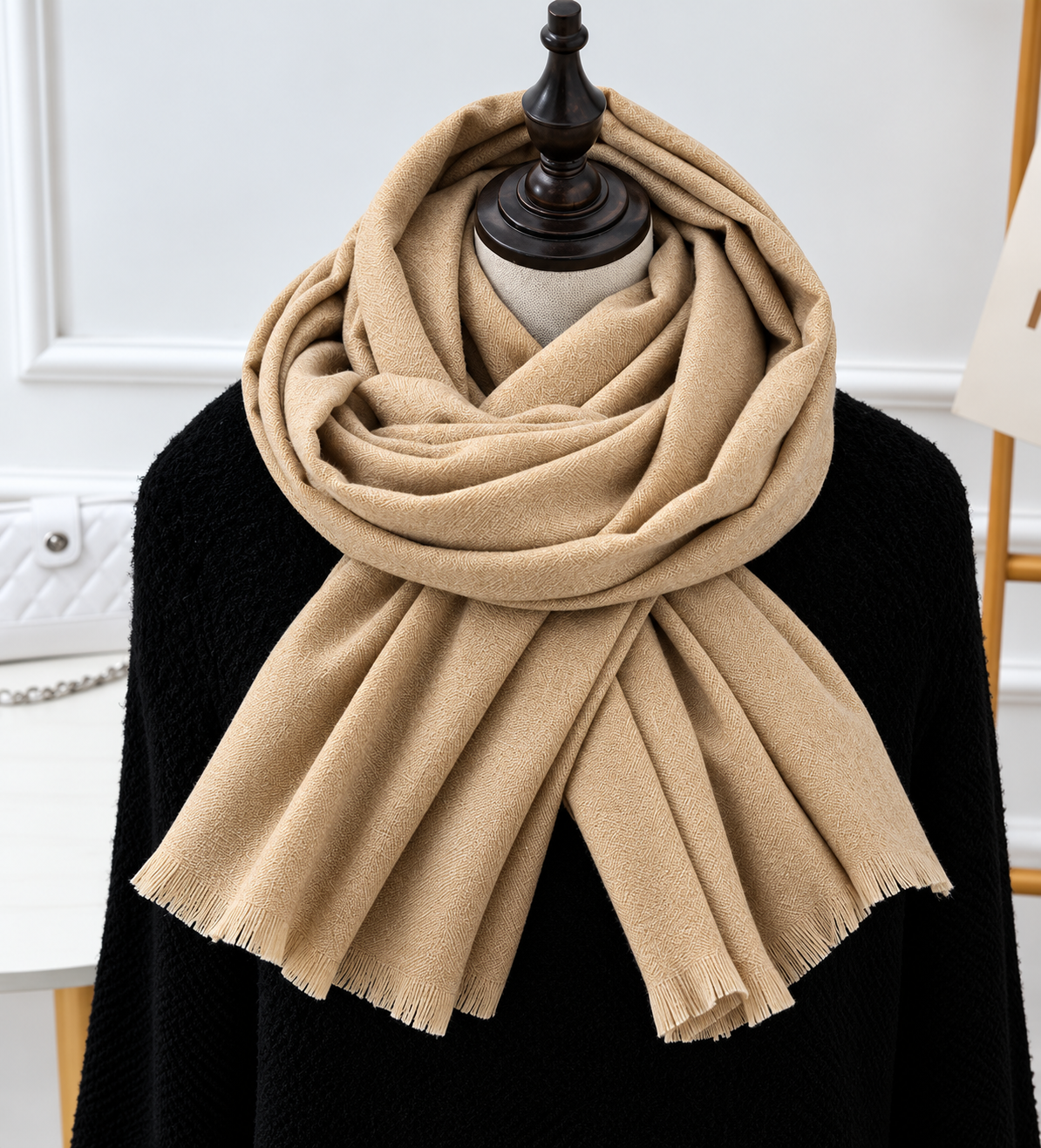 Beige halsduk med synlig vävd struktur och fransar, draperad på skyltdocka 4