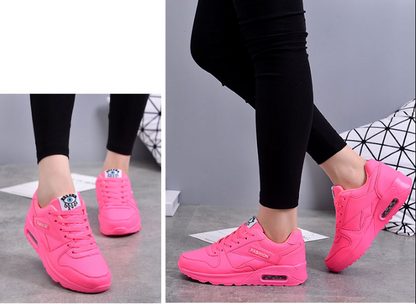 Två närbilder på modell med neonrosa skor, i stående och gående pose, svarta leggings 6