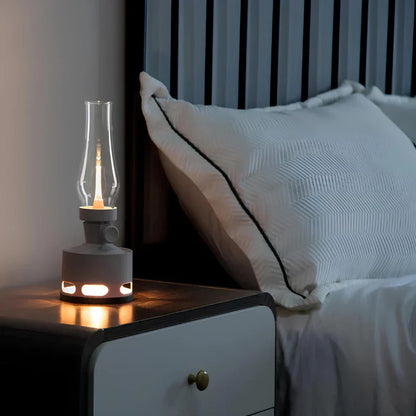 Moderne graue Nachttischlampe im Vintage-Stil neben einem Bett mit weißer Bettwäsche.