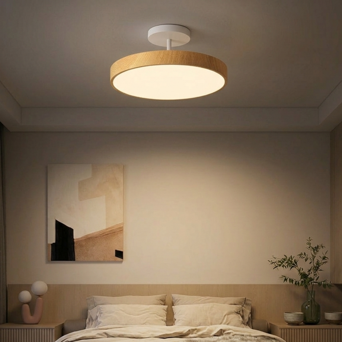 Lampa med ljus trälookram och vitt fäste tänd i ett sovrum ovanför en bäddad säng med tavla på väggen. 7