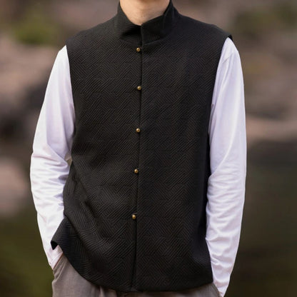 Schwarze Herrenweste mit Stehkragen, Knöpfen, über weißem Hemd, elegantes Design.